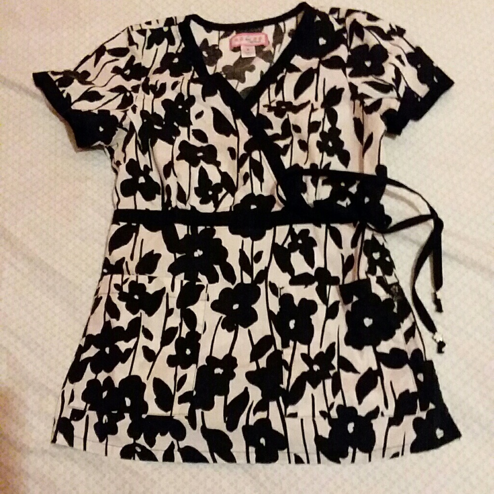 Kio Scrub Top